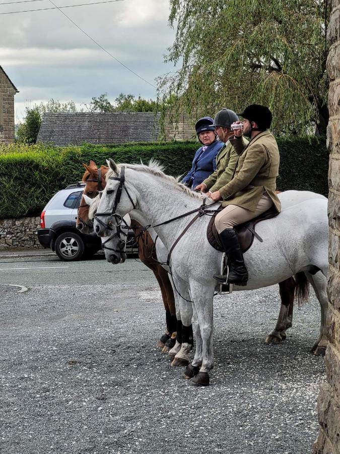 Peak District, The Greyhound Inn, Warslow Circa 1750 エクステリア 写真